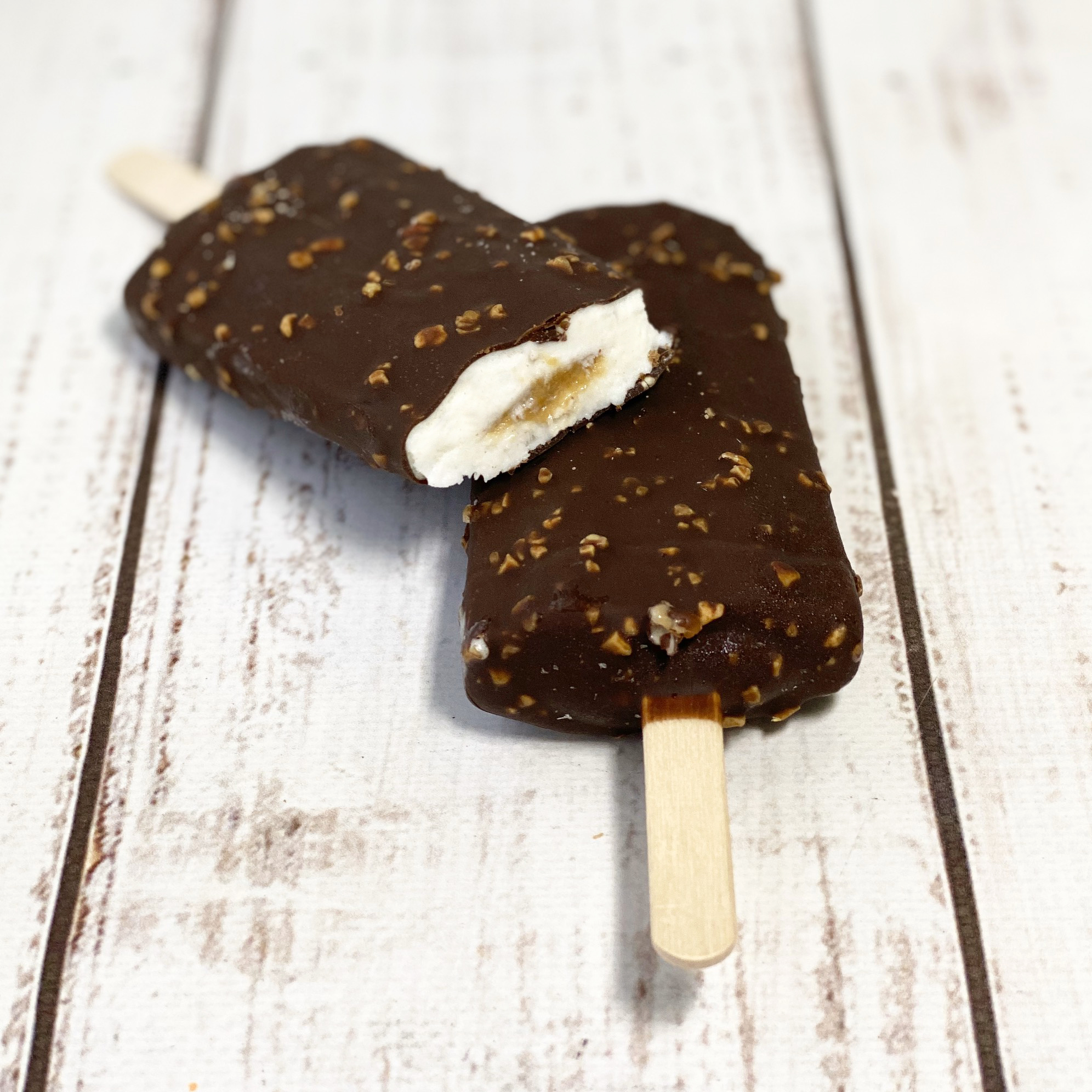 Эскимо ванильное с солёной карамелью в шоколадной глазури с арахисом изображение 1