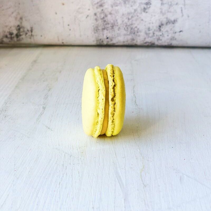 Французское миндальное лимонное печенье с начинкой.  изображение 5