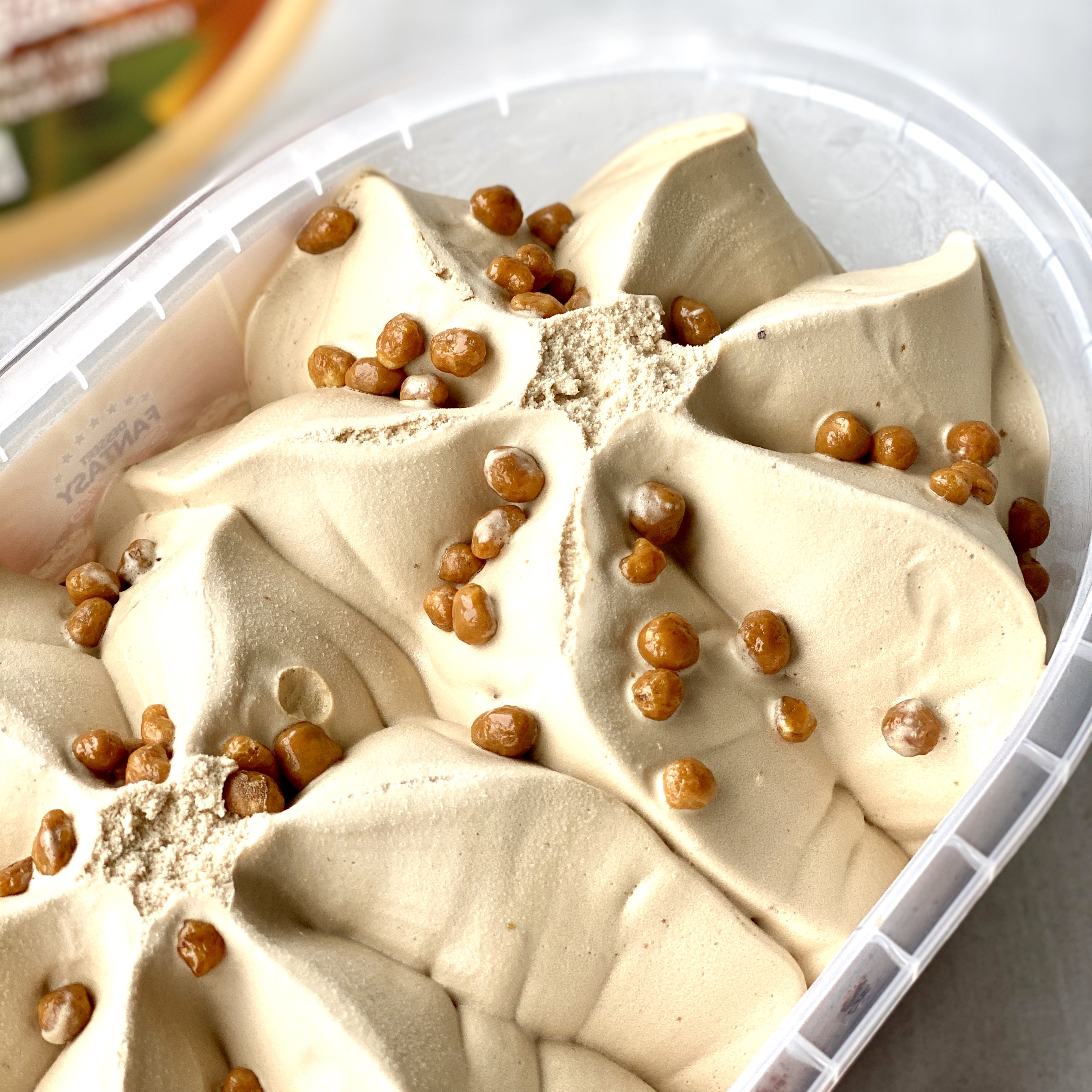 Мороженое пломбир с кленовым сиропом и грецким орехом в карамели изображение 3
