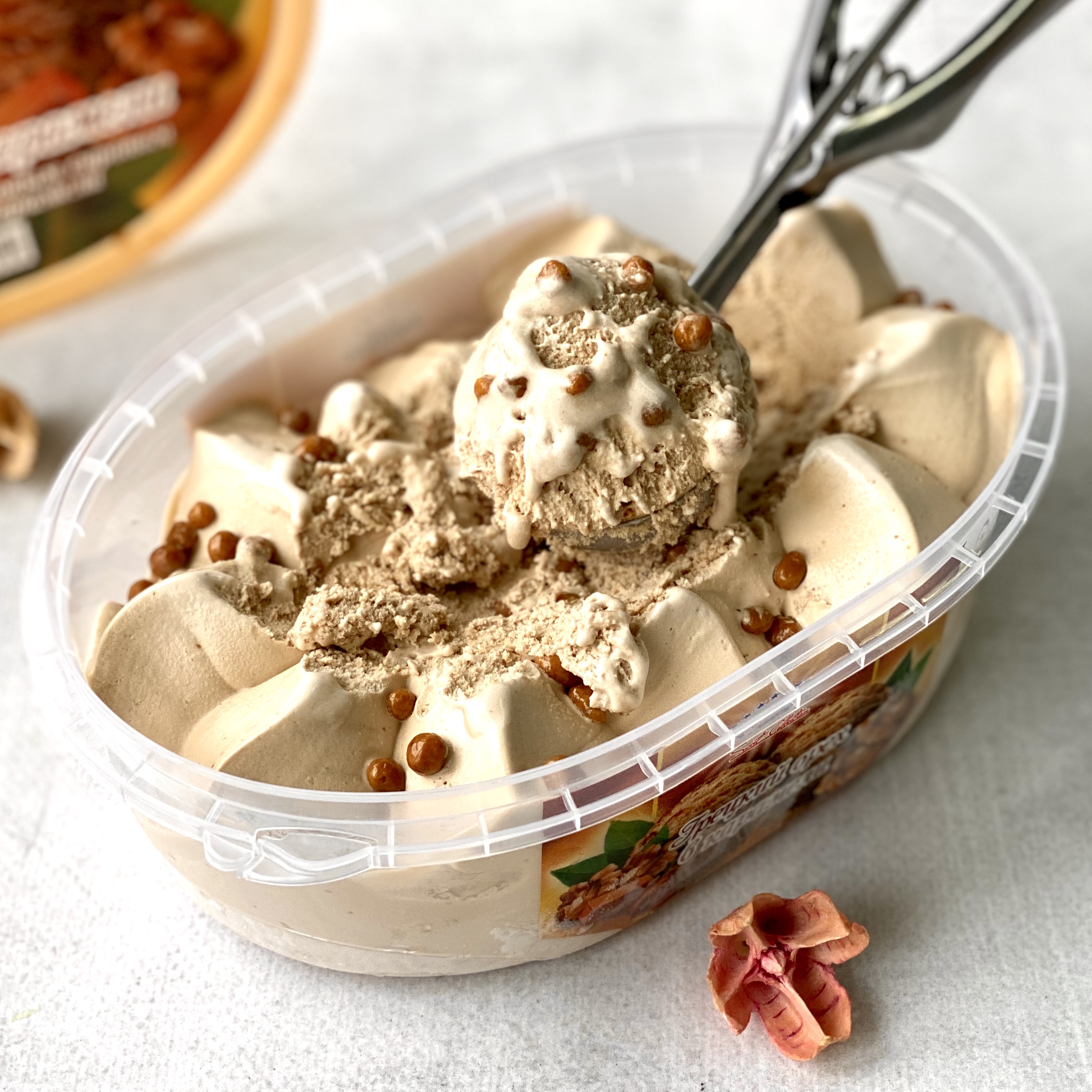 Мороженое пломбир с кленовым сиропом и грецким орехом в карамели изображение 4