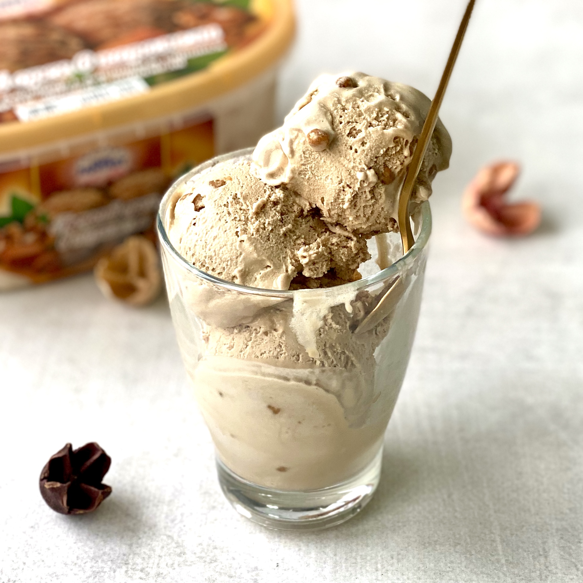 Мороженое пломбир с кленовым сиропом и грецким орехом в карамели изображение 5