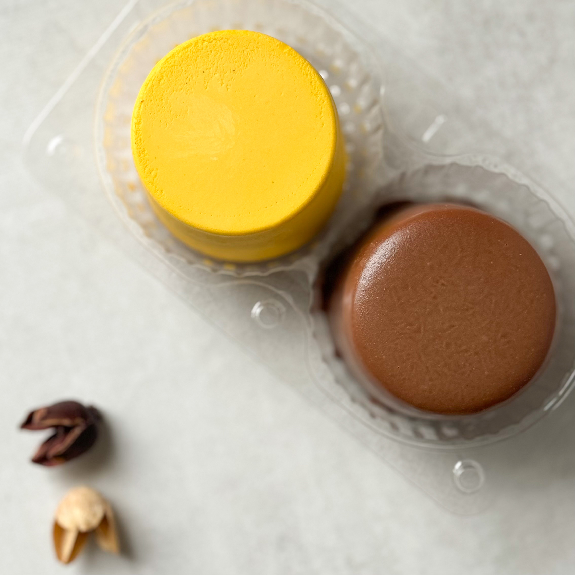 Ассорти из 2 пирожных: пирожное Шоколадная бомба, пирожное Манго-Маракуйя изображение 5