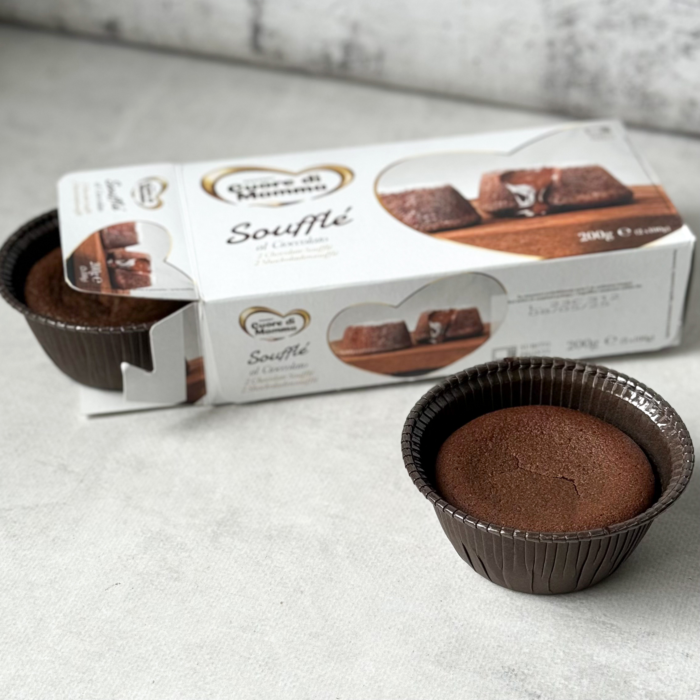 Пирожное из темного шоколада «BarryCallebaut» (Южная Америка) с жидким шоколадом внутри. изображение 3