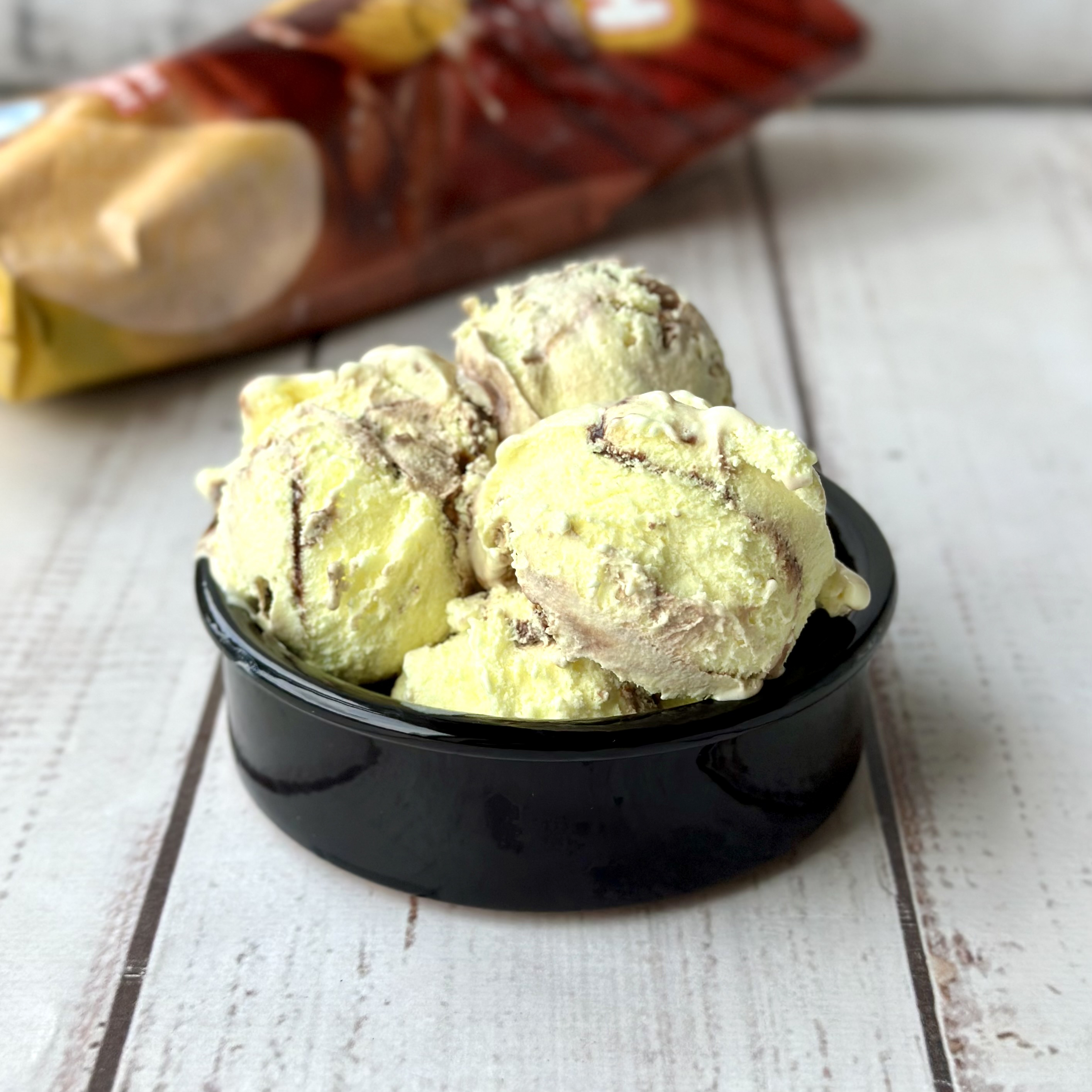 Мороженое пломбир с бананом и наполнителем "Шоколадный топпинг" со вкусом трюфеля изображение 2