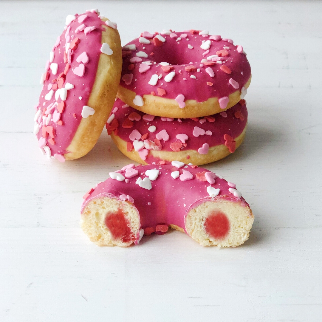 Пончик с клубничной начинкой, розовой глазурью и посыпкой в виде сердечек изображение 1