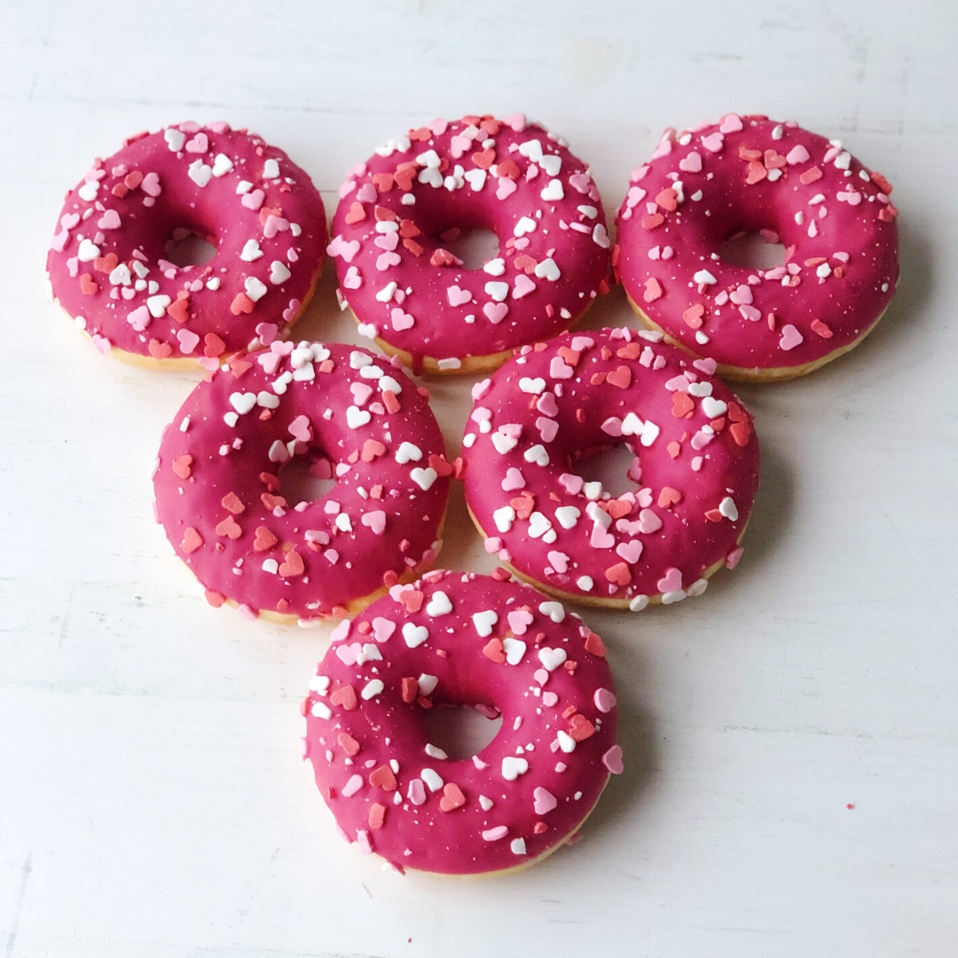 Пончик с клубничной начинкой, розовой глазурью и посыпкой в виде сердечек изображение 2