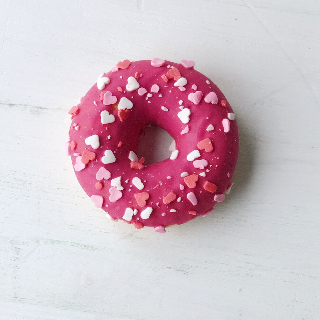 Пончик с клубничной начинкой, розовой глазурью и посыпкой в виде сердечек изображение 5