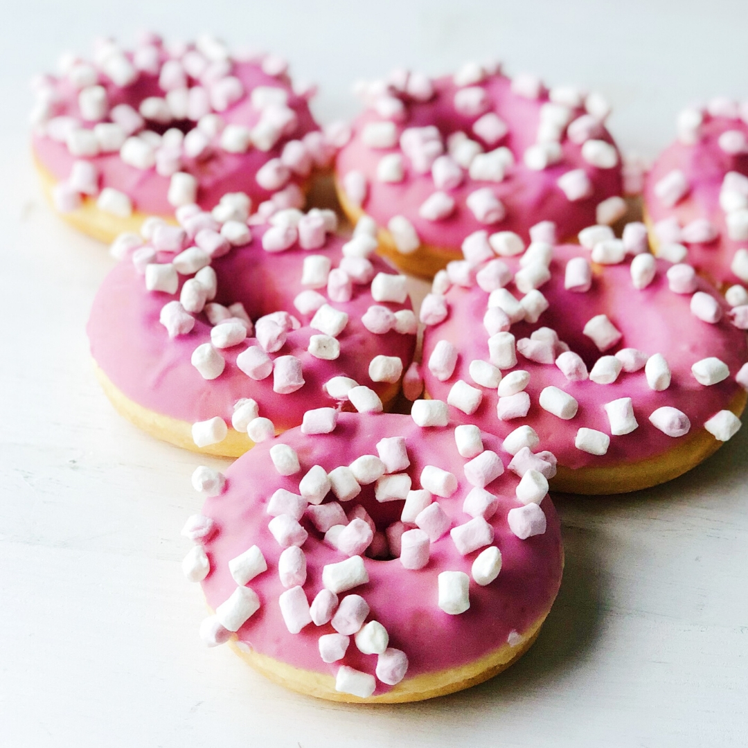 Пончик с кондитерской розовой глазурью и маршмеллоу изображение 3