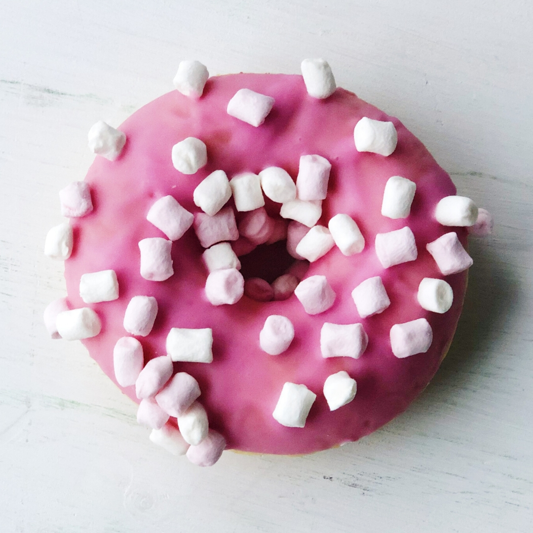 Пончик с кондитерской розовой глазурью и маршмеллоу изображение 4