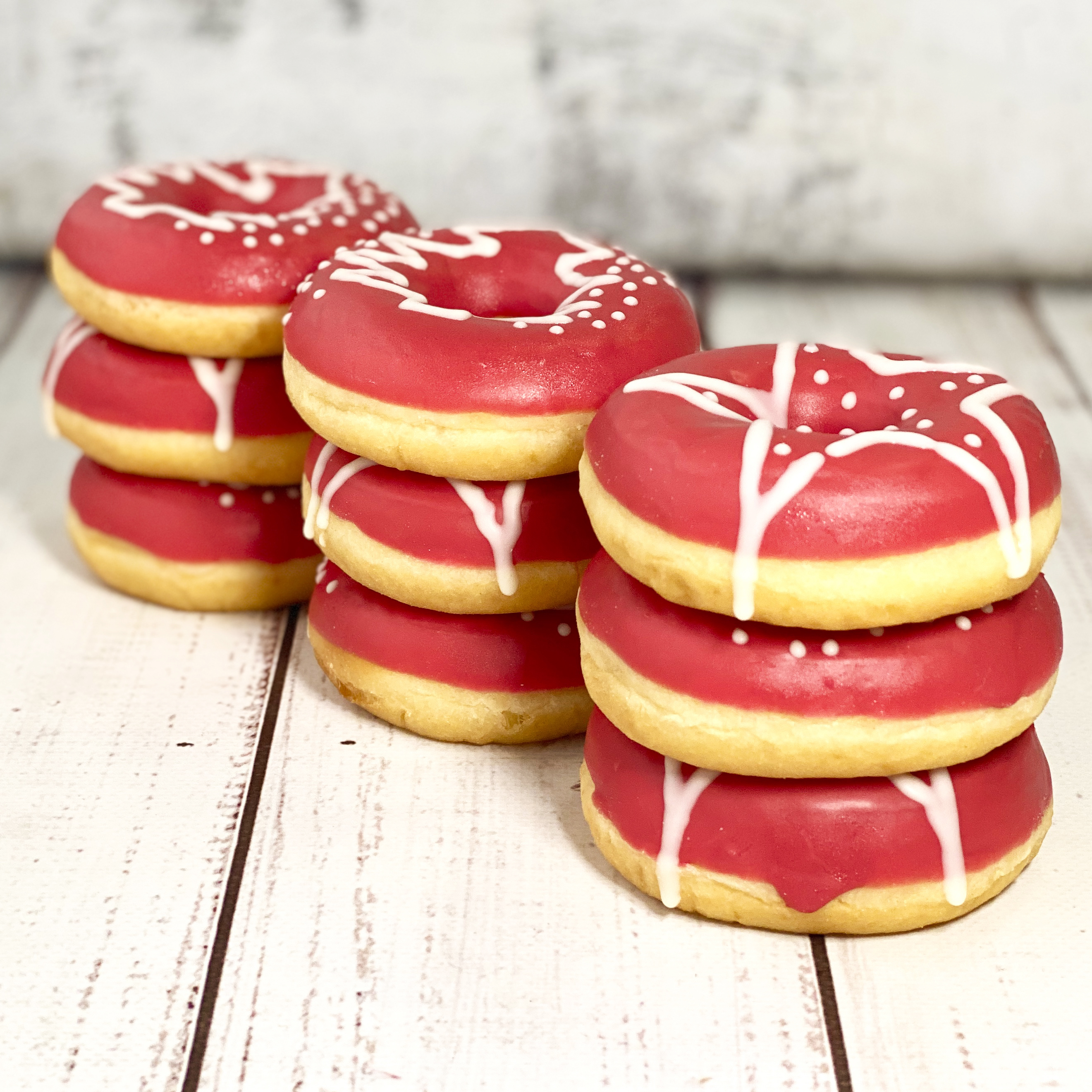 Пончик с красной и белой кондитерской глазурью изображение 4