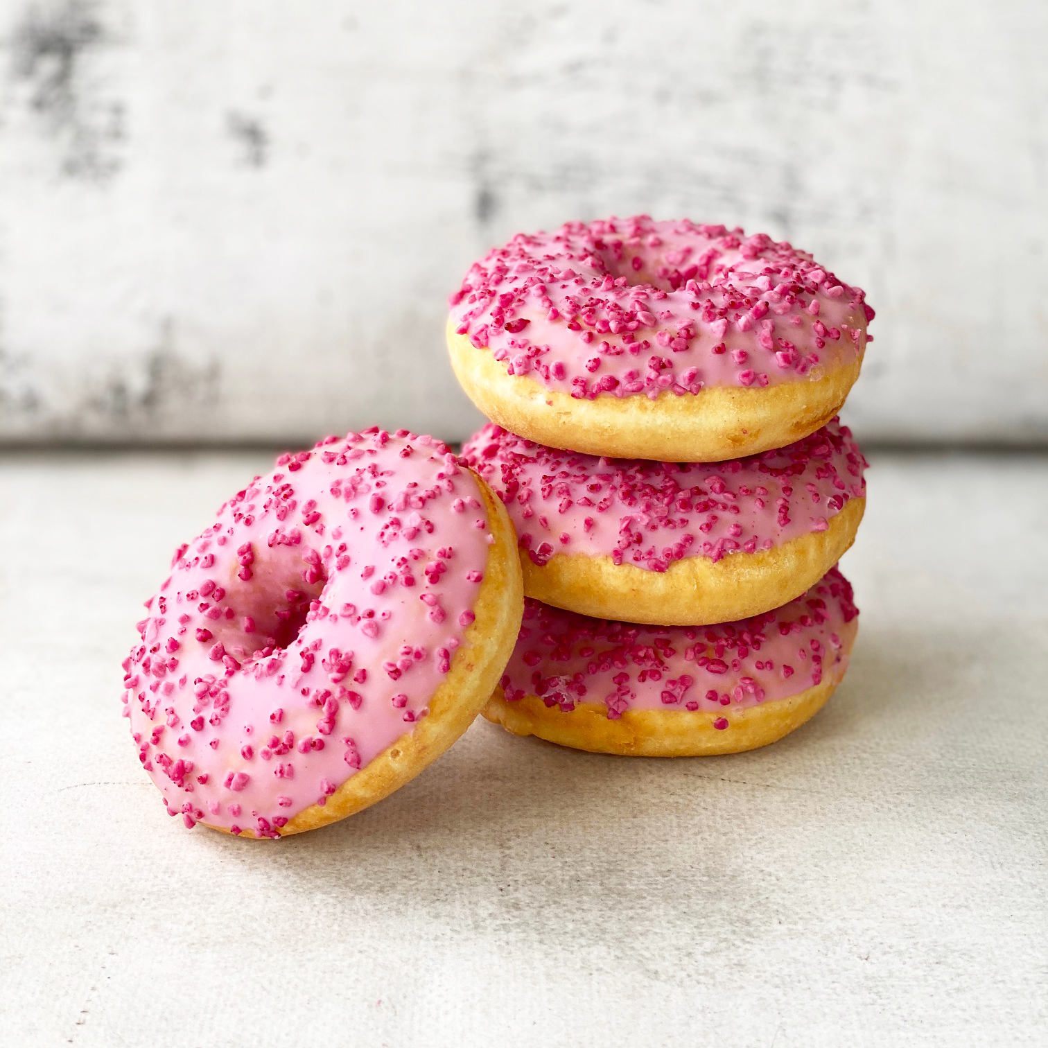 Пончик-донатс с малиновой начинкой, кондитерской розовой глазурью с розовой посыпкой изображение 2