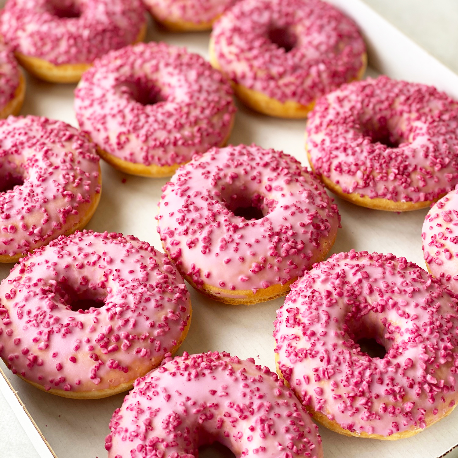 Пончик-донатс с малиновой начинкой, кондитерской розовой глазурью с розовой посыпкой изображение 6