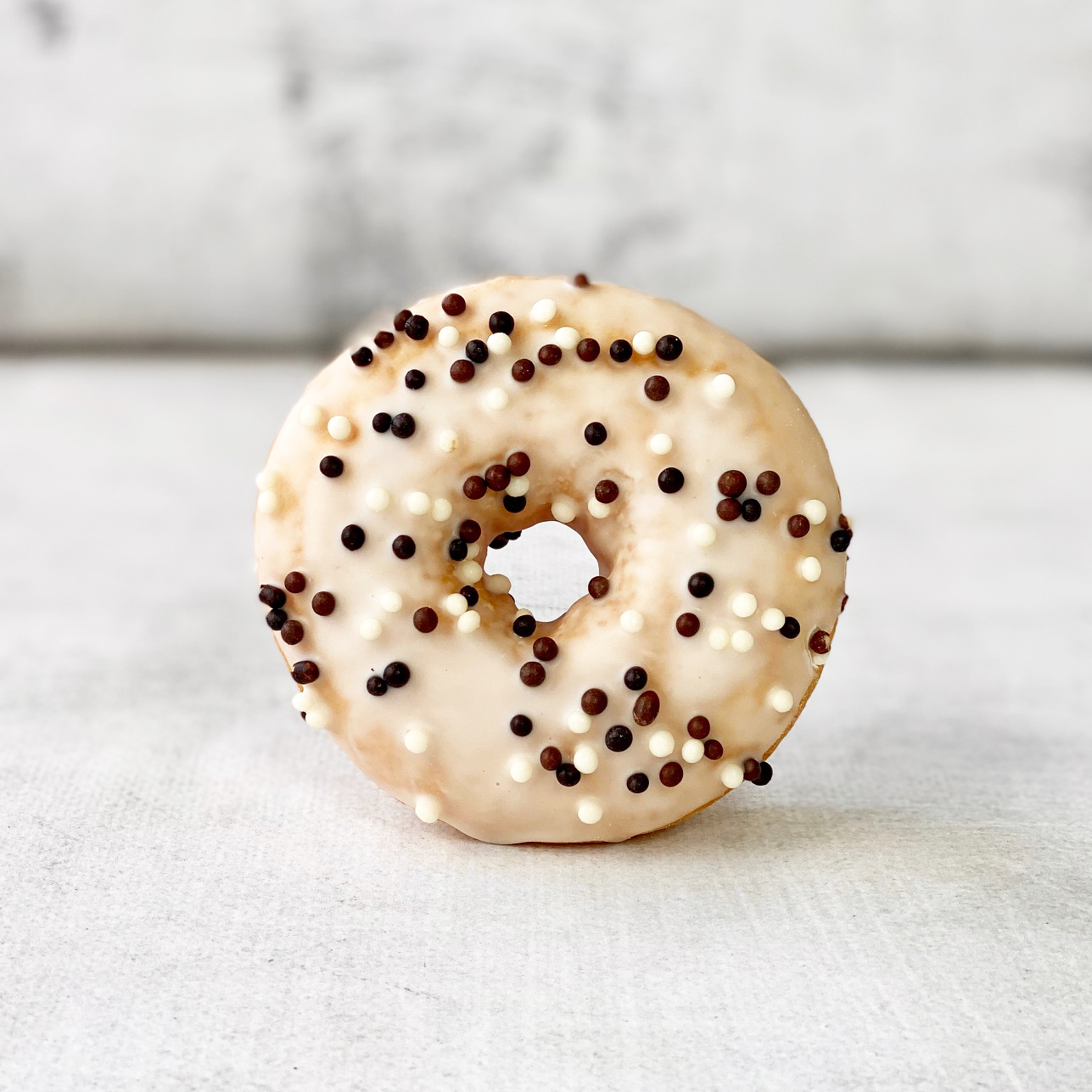 Пончик-донатс с ванильной начинкой, белой кондитерской глазурью с шоколадными шариками  изображение 5
