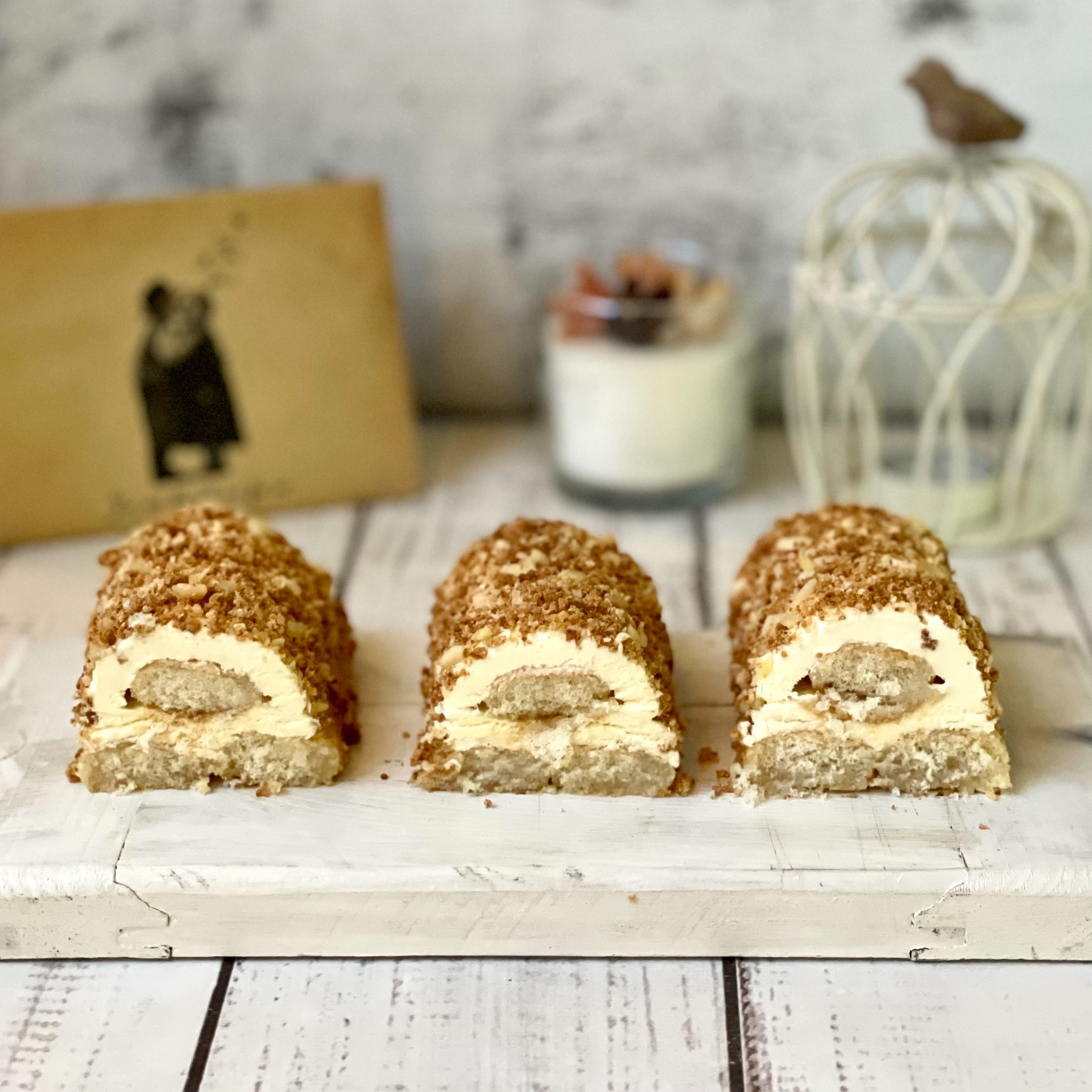 Пирожное из печенья «Савоярди» с кремом маскарпоне, украшенное дробленным миндалем и крошкой печенья амаретто. изображение 1