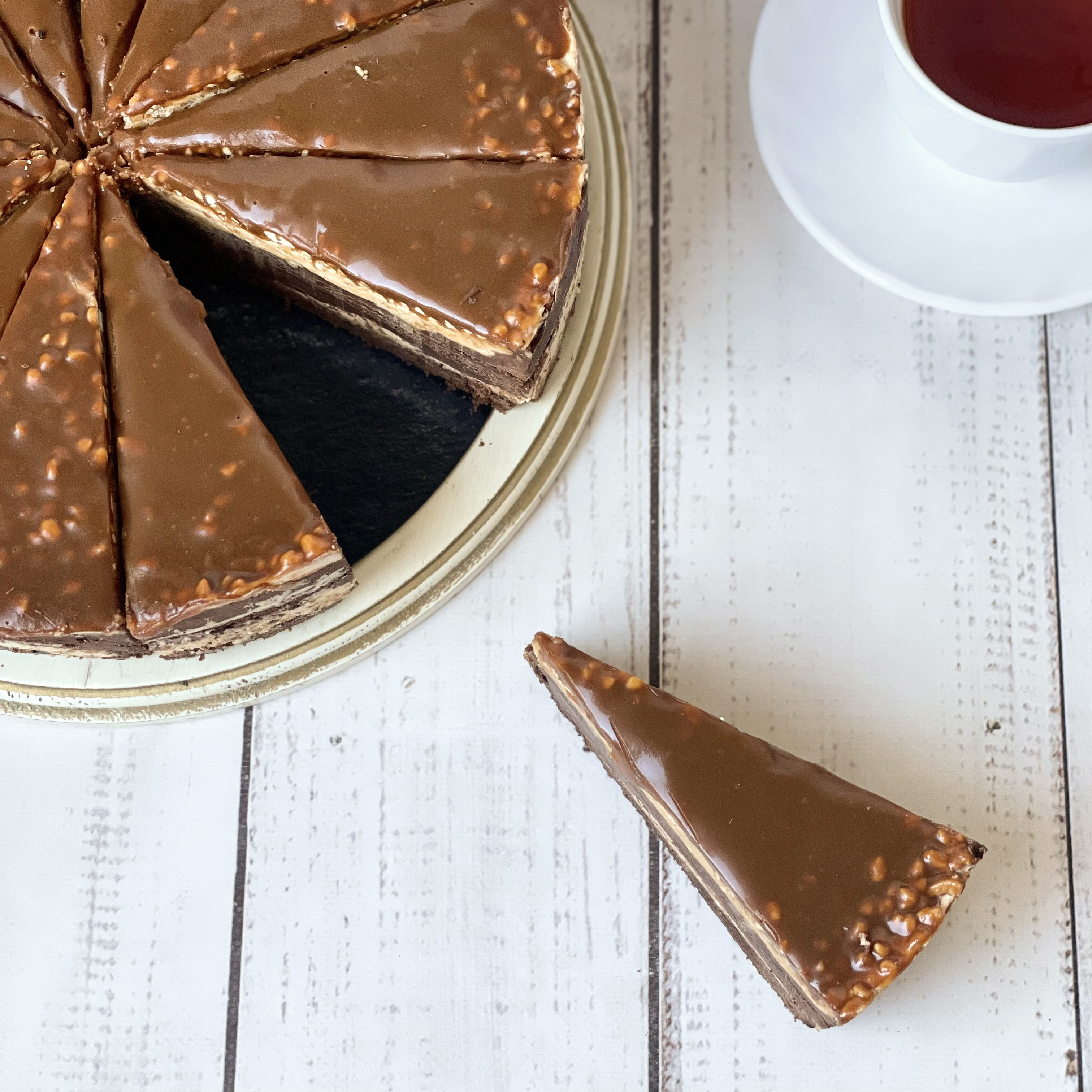 Два слоя насыщенного шоколадом брауни с прослойкой из ореховой нуги.  Торт покрыт плотным слоем мягкой карамели. изображение 7
