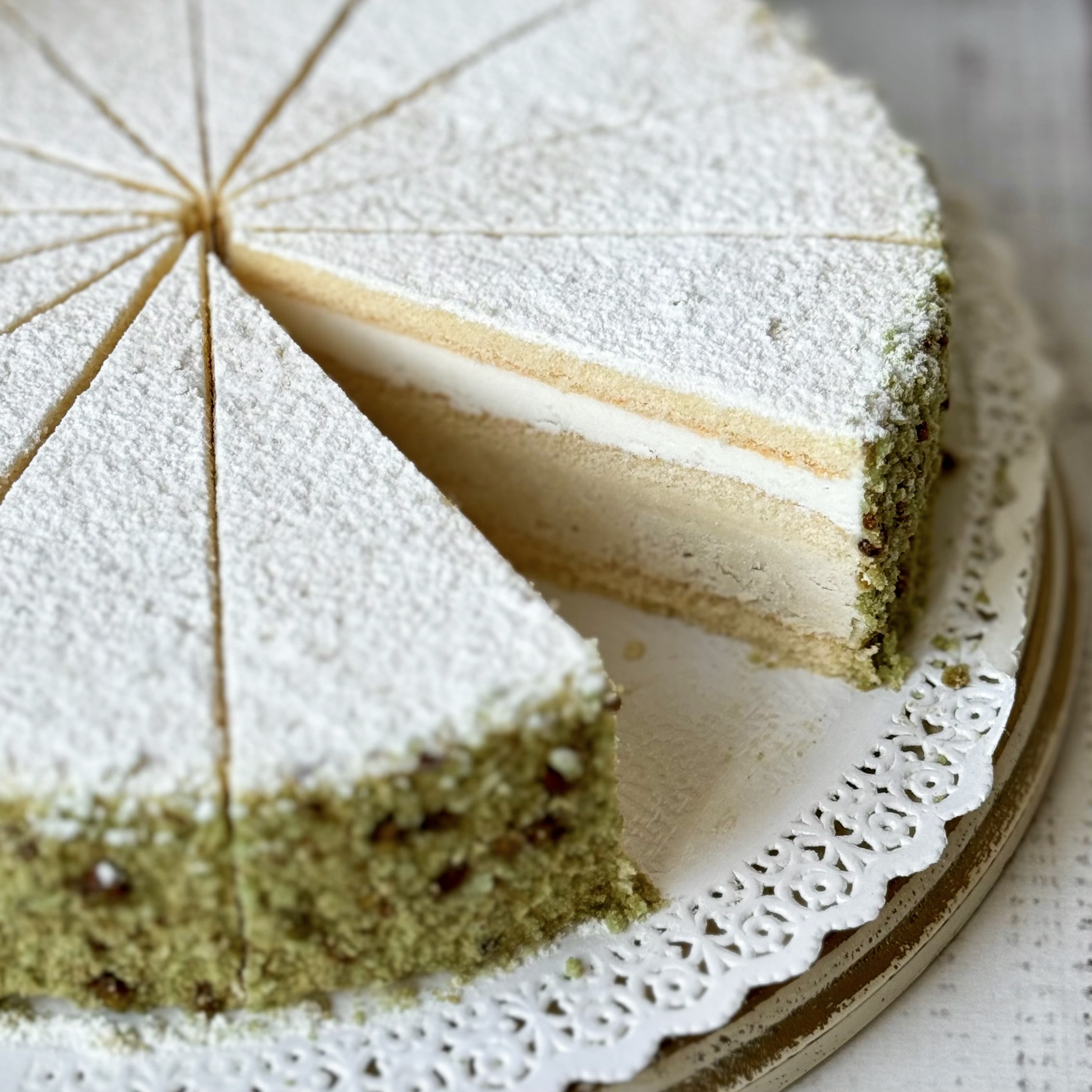 Бисквитный торт трехслойный с кремом на основе сыра рикотта и фисташковым кремом изображение 2