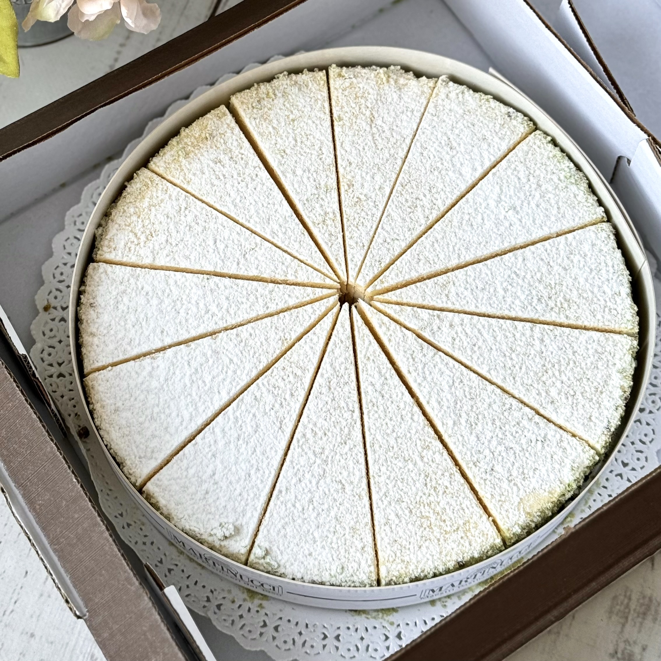 Бисквитный торт трехслойный с кремом на основе сыра рикотта и фисташковым кремом изображение 8