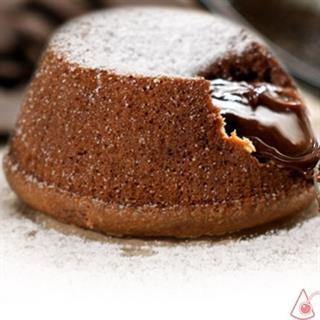 Пирожное из темного шоколада «BarryCallebaut» (Южная Америка) с жидким шоколадом внутри.